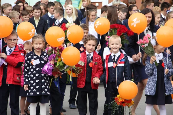 男子生徒 女子生徒 子供たちへ学校 ロシア モスクワ最初高校最初のクラス 2016 子供は学校 月休日に戻る — ストック写真