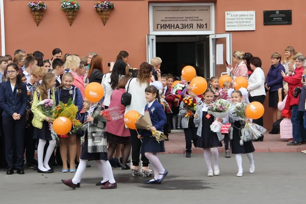 Дети возвращаются в школу - праздник сентября, первый класс — стоковое фото