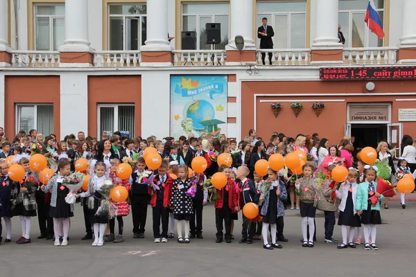 Les enfants retournent à l "école - vacances en Septembre, la première classe — Photo