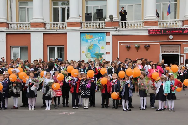 Schoolboys, alunas, crianças vão à escola - Rússia Moscou a primeira High School a primeira classe b - setembro 1 2016 — Fotografia de Stock