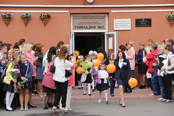 Les enfants retournent à l "école - vacances en Septembre, la première classe — Photo