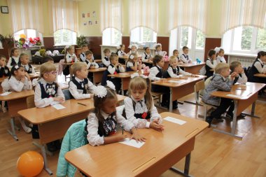 Öğrenciler okulda - Rusya Moskova ilk Lise birinci sınıf b - 1 Eylül 2016 bir ders, bir okul masasında