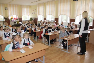 Öğrenciler okulda - Rusya Moskova ilk lise birinci sınıf b - 1 Eylül 2018 bir ders, bir okul masasında