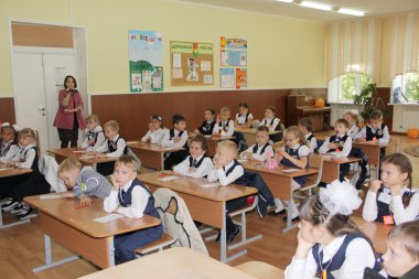 Okul masaları ders sırasında sınıfta okulu - Rusya Moskova ilk lise birinci sınıf b - 1 Eylül 2018 oturup