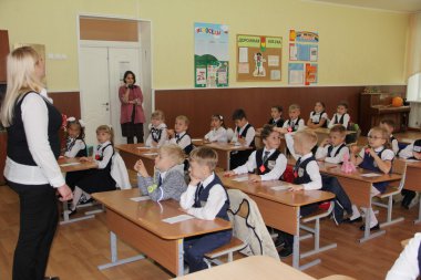 Öğrenciler okulda - Rusya Moskova ilk Lise birinci sınıf b - 1 Eylül 2016 bir ders, bir okul masasında