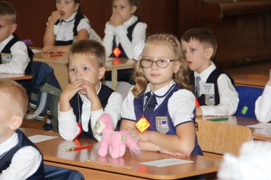 Okul masaları ders sırasında sınıfta okulu - Rusya Moskova ilk lise birinci sınıf b - 1 Eylül 2018 oturup