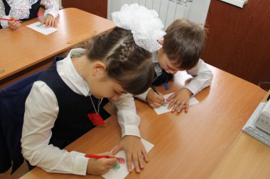 Okul masaları ders sırasında sınıfta okulu - Rusya Moskova ilk lise birinci sınıf b - 1 Eylül 2018 oturup