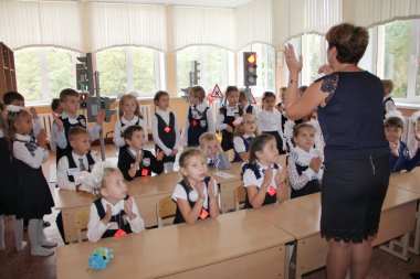 Öğrenciler okulda - Rusya Moskova ilk lise birinci sınıf b - 1 Eylül 2018 bir ders, bir okul masasında