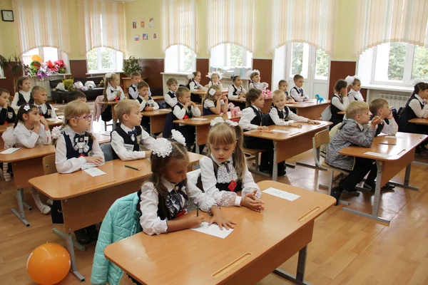 Élèves à un bureau de l'école à une leçon à l'école - Russie Moscou le premier lycée la première classe b - 1 septembre 2016 — Photo