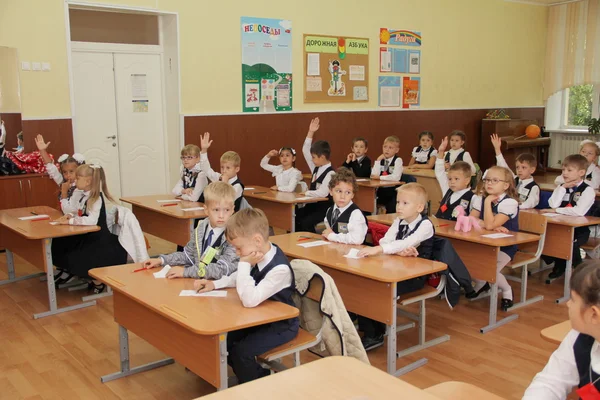 Élèves à un bureau de l'école à une leçon à l'école - Russie Moscou le premier lycée la première classe b - 1 septembre 2016 — Photo