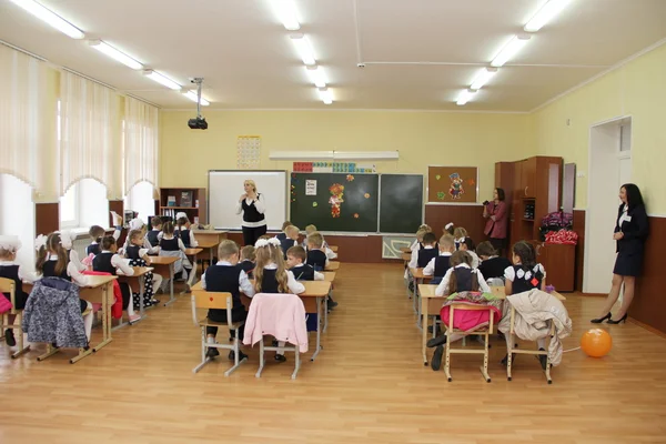 小学生に座る自分のデスクでレッスン中に ロシア モスクワ最初高校最初のクラス 学校の教室で 2018 — ストック写真
