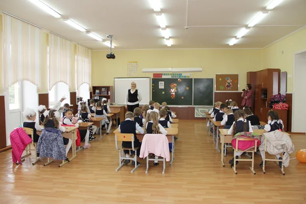 Alunos em uma mesa de escola em uma lição na escola - Rússia Moscou a primeira High School a primeira classe b - setembro 1 2016 — Fotografia de Stock