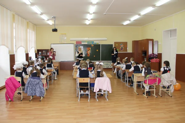 Crianças Escola Sentam Nas Suas Mesas Durante Uma Lição Sala — Fotografia de Stock