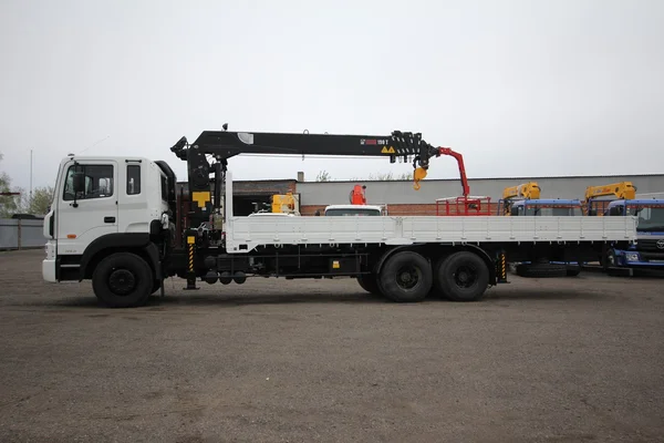 Grote Witte Auto Truck Kraan Staat Een Bouwplaats Oekraïne Krim — Stockfoto