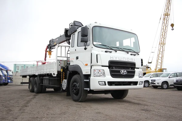 Grote Witte Auto Truck Kraan Staat Een Bouwplaats Oekraïne Krim — Stockfoto