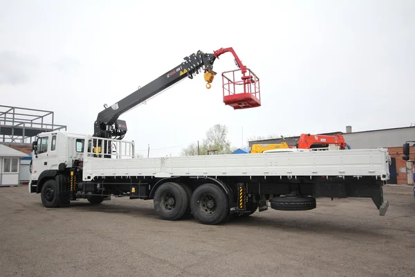 Grote Witte Auto Truck Kraan Staat Een Bouwplaats Oekraïne Krim — Stockfoto