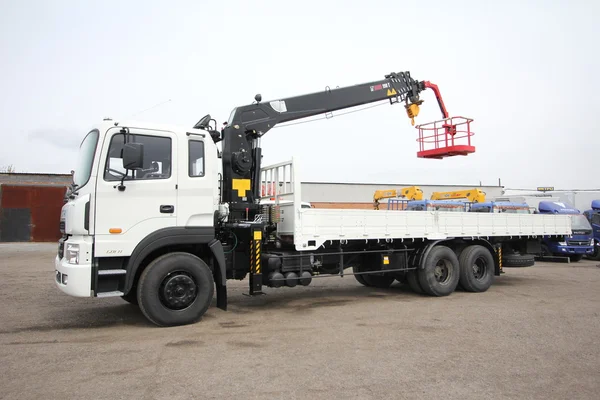 Grote Witte Auto Truck Kraan Staat Een Bouwplaats Oekraïne Krim — Stockfoto