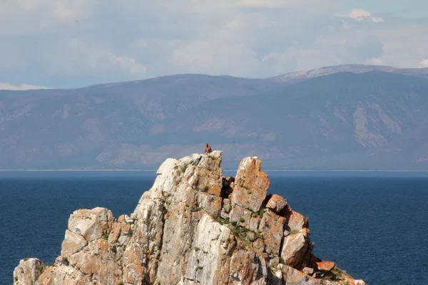 Hombre en una roca, Naturaleza del lago Baikal, Isla Olkhon, Rusia — Foto de Stock