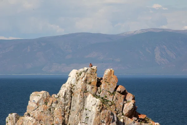 bir kaya üzerinde adam, Baykal gölüdoğa, Olkhon Adası, Rusya