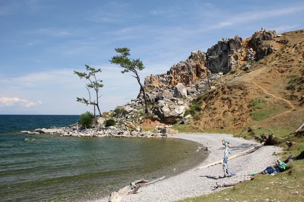 Hermosa bahía con agua azul-verde clara, lago Baikal, Montaña Burhan — Foto de Stock