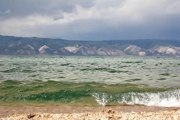 Прозрачная зеленая вода озера Байкал — стоковое фото