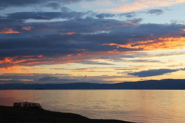 La hermosa naturaleza del lago Baikal, hermosa puesta de sol con cielo amarillo anaranjado con nubes en el lago, río — Foto de Stock