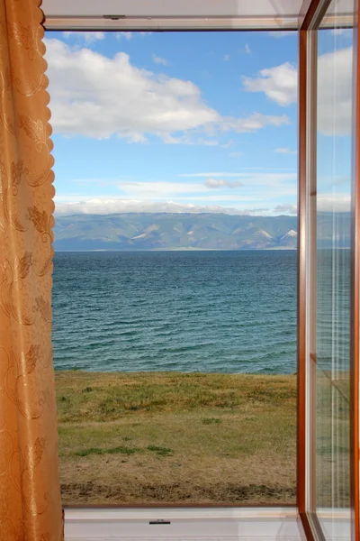 La vista desde las ventanas del mar, Naturaleza del lago Baikal, Isla Olkhon, Rusia, playas, hermosas puestas de sol, azul, clima, nube, color, decoración, flor, vidrio, casas, horizontal, hotel, casa, interior, interior, paisaje, vida, ubicaciones — Foto de Stock