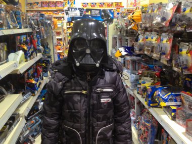 Star Wars Darth Vader maske içinde bir oğlan