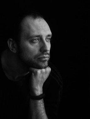 Cidden Avrupalı bir adam. Siyah beyaz. Yakın plan portre.