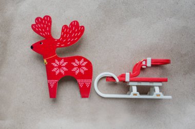 Kağıt üzerinde kızıl geyikli Noel kızağı. oyuncak.