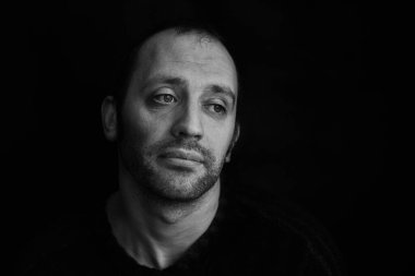 Cidden siyah-beyaz, yakın plan portre.