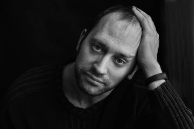 Cidden Avrupalı bir adam. Siyah beyaz. Yakın plan portre. Kameraya bakıyorum..