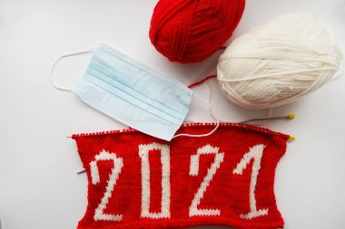 2021 mutlu yıllar. Örgü numarası. İplik izleri, tıbbi maske.