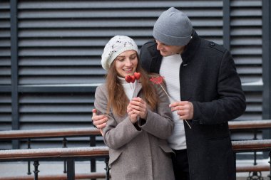 Genç adam şehirde bir buket kalple sevgilisini şaşırttı.