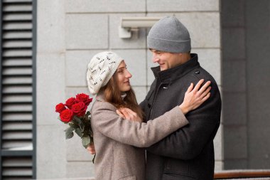 Genç adam şehirdeki kız arkadaşına bir buket gül hediye etti. Sevgililer Günü.