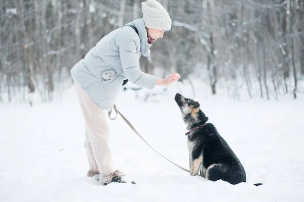 Blanc femme formation mixte couleurs bâtard chien ventre en hiver en plein air — Photo