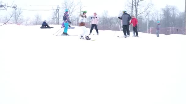 Ufa, Oroszország, 2021. január 5. Sporthíreket viselő idős nő snowboardozásban — Stock videók