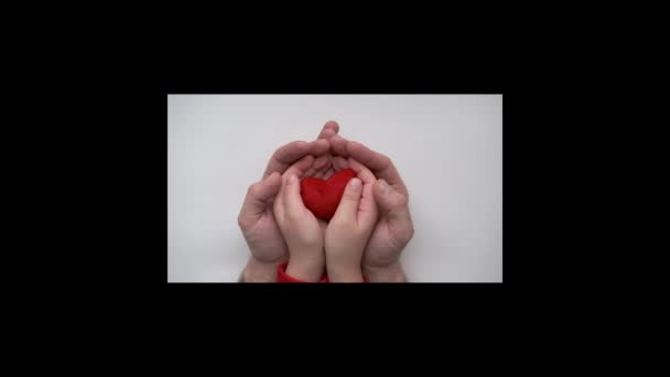 Батько і дитина тримають серце тканини. День сімейного валентинку — стокове відео