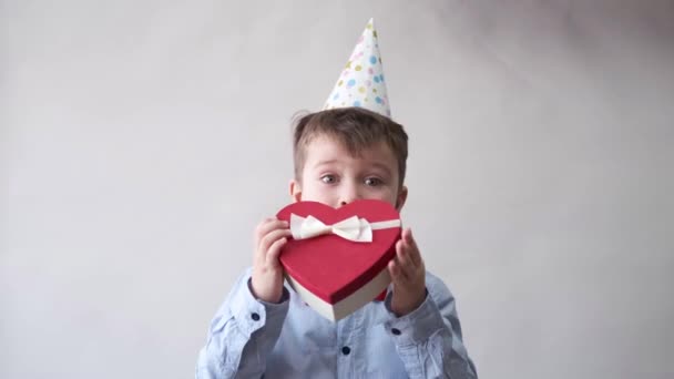 Carino uscito bambino in papillon aprire scatola regalo cuore rosso e rosa. San Valentino. — Video Stock