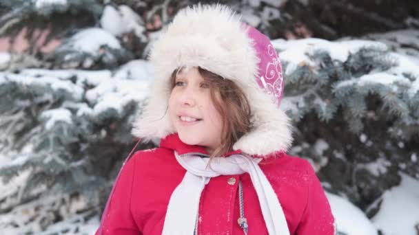 Kis aranyos boldog kaukázusi lány téli kalap játszik hógolyó — Stock videók