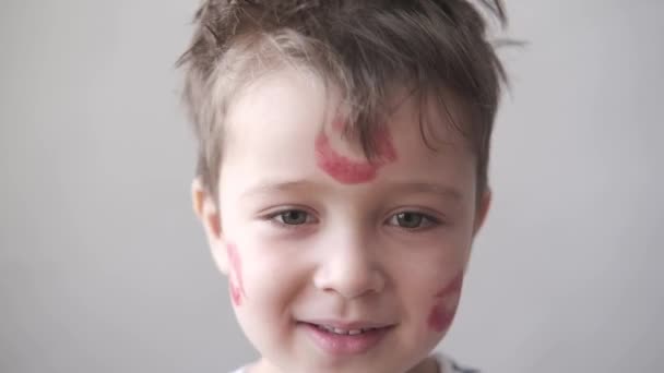 Netter kleiner Junge mit vielen Lippenstiftküssen am Valentinstag. Nahaufnahme. — Stockvideo