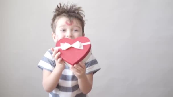 Netter kleiner Junge mit offenem Herzen am Valentinstag. Nahaufnahme. — Stockvideo