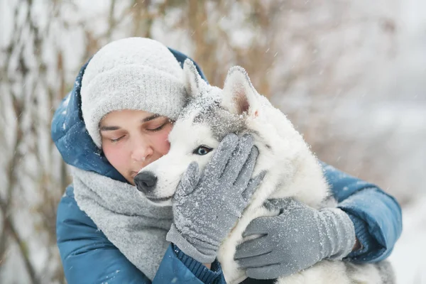 Préscolaire mignon garçon caucasien avec chihuahua chien assis sur la fenêtre — Photo