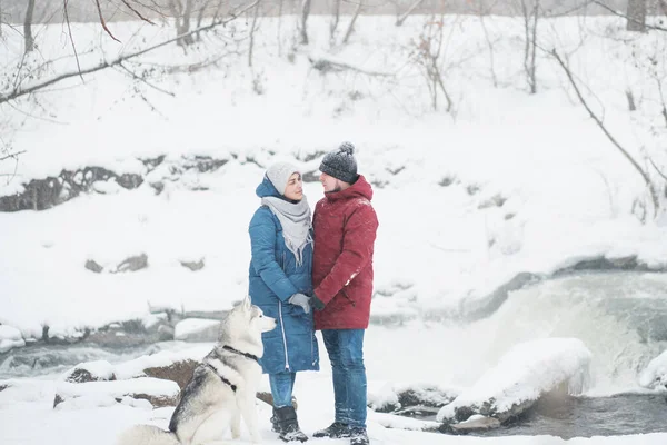 Casal segurando a mão com husky siberiano no inverno. Dia dos namorados. Cão. — Fotografia de Stock