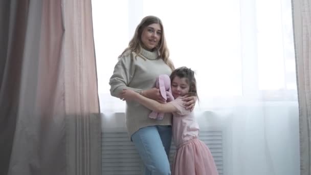 Petite fille heureuse caucasienne avec mère enceinte blonde. câlins ensemble. — Video