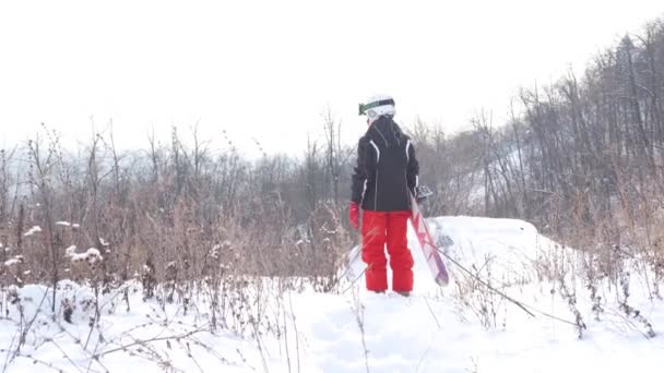 Ufa, Rusya, 2 Ocak 2021. Spor kıyafeti giyen son sınıf öğrencisi kadın snowboard 'a gidiyor. — Stok video