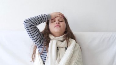 4 bin. Başı ağrıyan sevimli ilkokul çocuğu.
