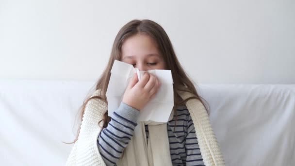 4k. Enfermo linda escuela primaria chica con papel servilleta soplado nariz — Vídeo de stock