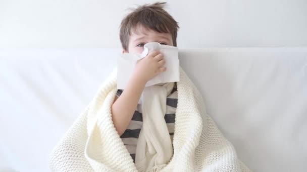 4k. Un lindo niño preescolar con gripe en casa. Termómetro — Vídeo de stock