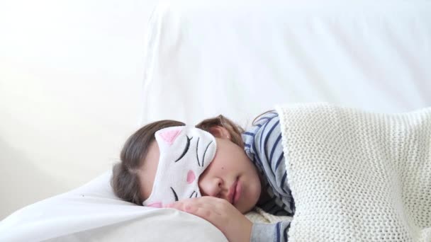 4k. Durmiendo linda niña de la escuela primaria con máscara para los ojos — Vídeos de Stock